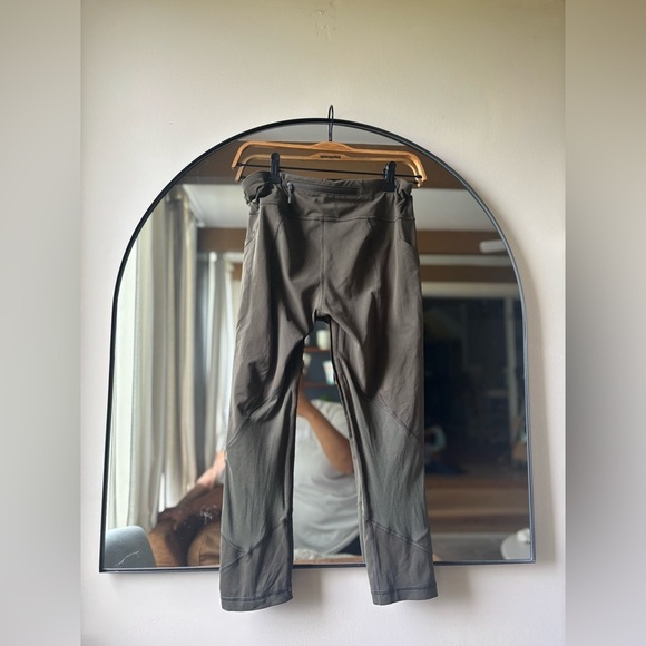 LULULEMON | army green crop | size 8 - Picture 2 of 4